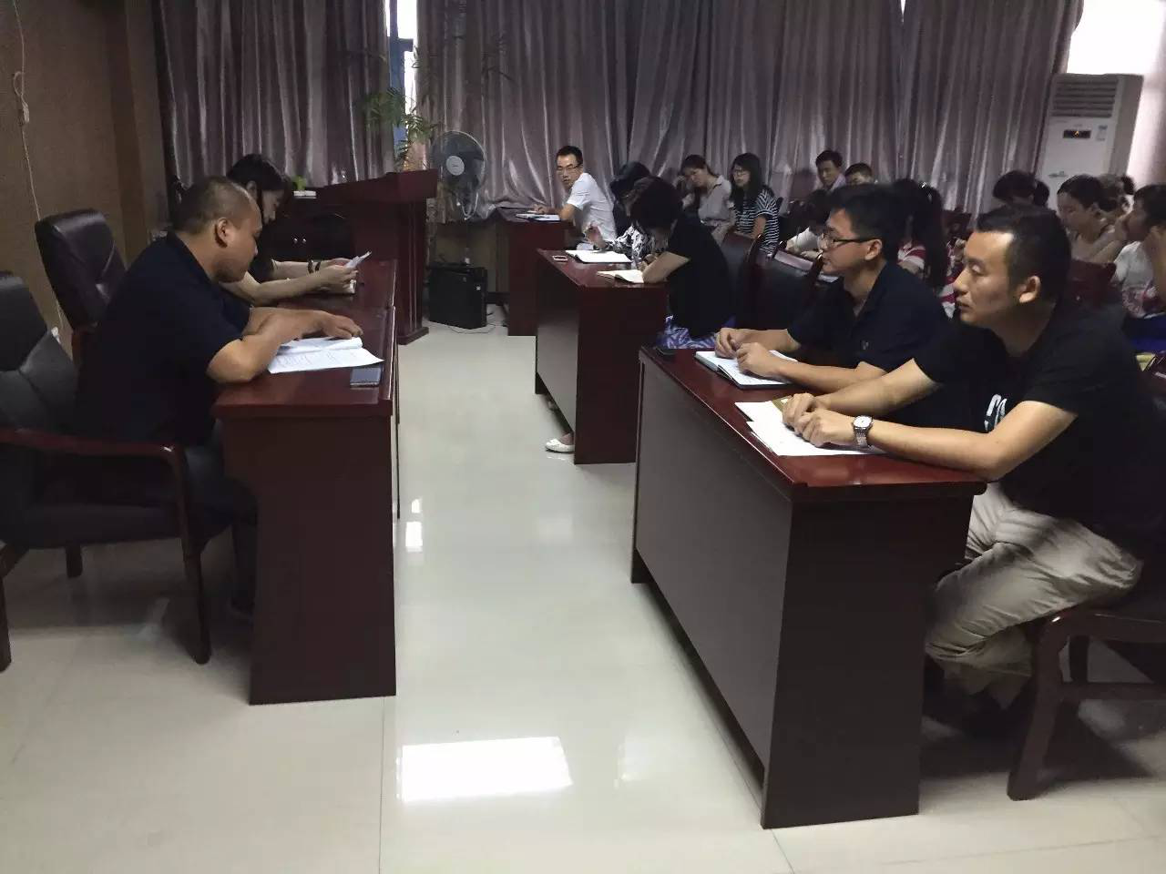 集團(tuán)組織傳達(dá)學(xué)習(xí)關(guān)于我市8起&ldquo;違插&rdquo;典型案例的通報(bào)》