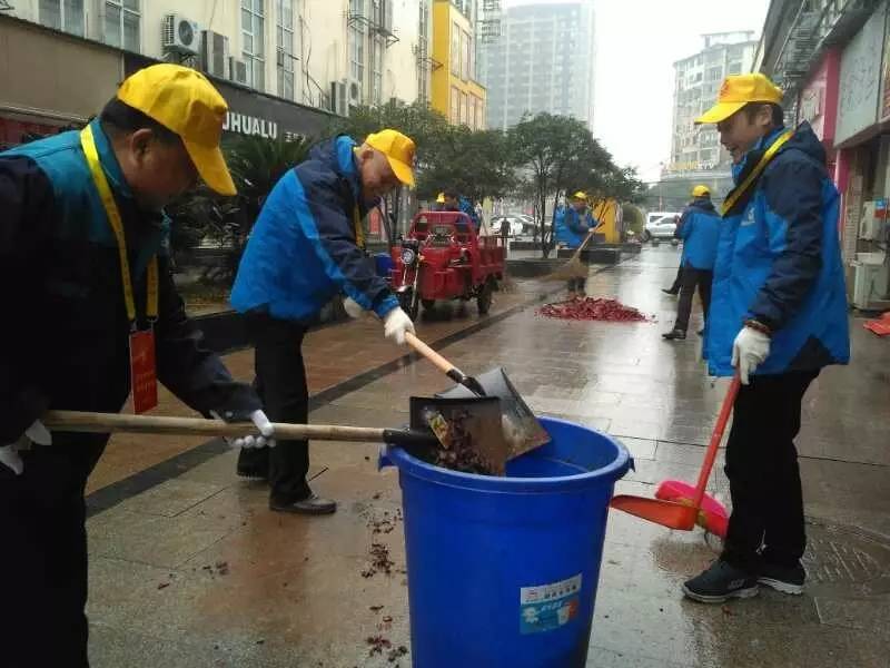 開展衛(wèi)生清理活動(dòng) 提高黨員服務(wù)意識(shí)