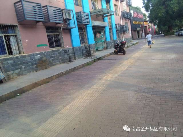 管護(hù)公司開(kāi)展盲道改造建設(shè)工作 