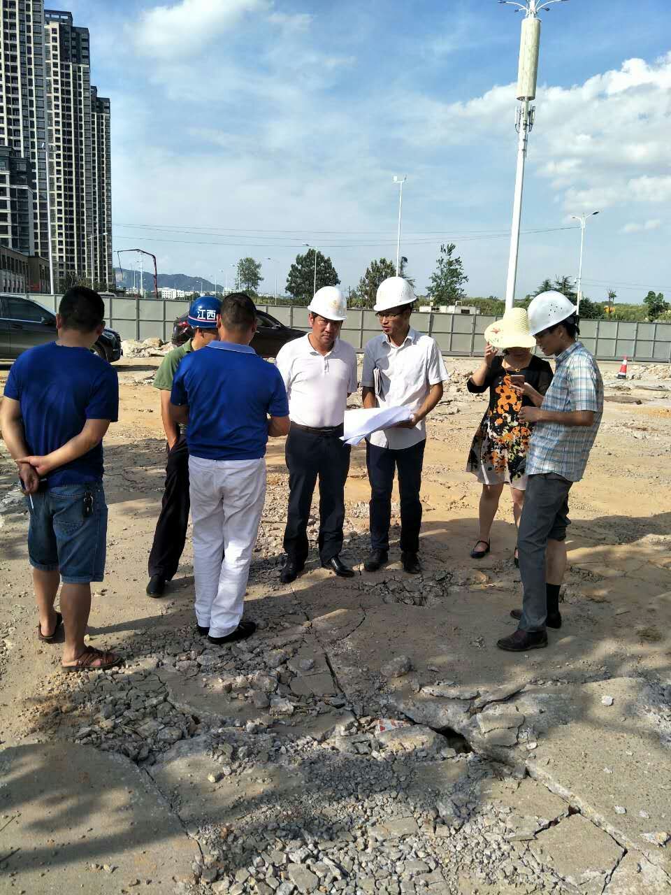 集團高管赴麥園路、富櫻路等道路施工現(xiàn)場指導工作