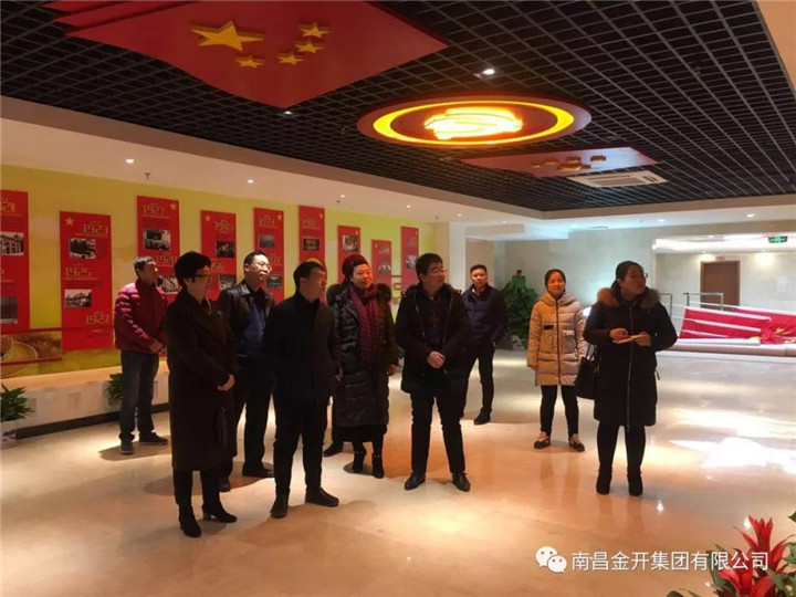 區(qū)組社部部長(zhǎng)王勵(lì)參觀考察區(qū)黨群服務(wù)中心