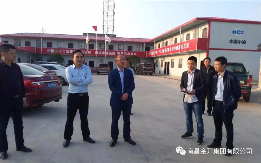 區(qū)管委會(huì)副調(diào)研員、住建局局長(zhǎng)饒海鵬現(xiàn)場(chǎng)調(diào)度&ldquo;兩條路&rdquo;