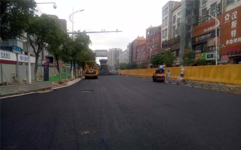 榴云路北段底層瀝青攤鋪工作順利完成