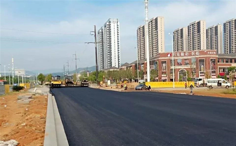 雙港西大街北段中層瀝青攤鋪工作順利完成