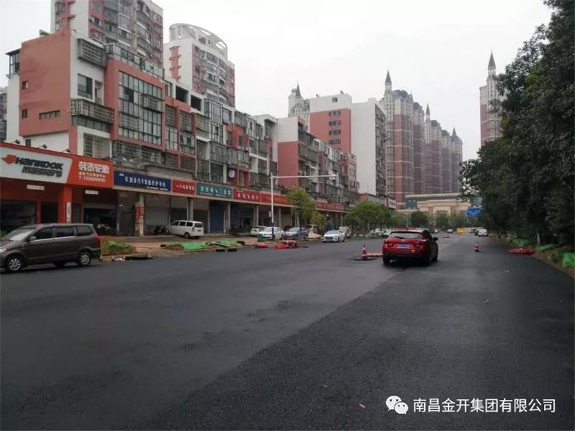 菊圃路提升改造工程桂苑大道至榴云路段底層瀝青攤鋪工作