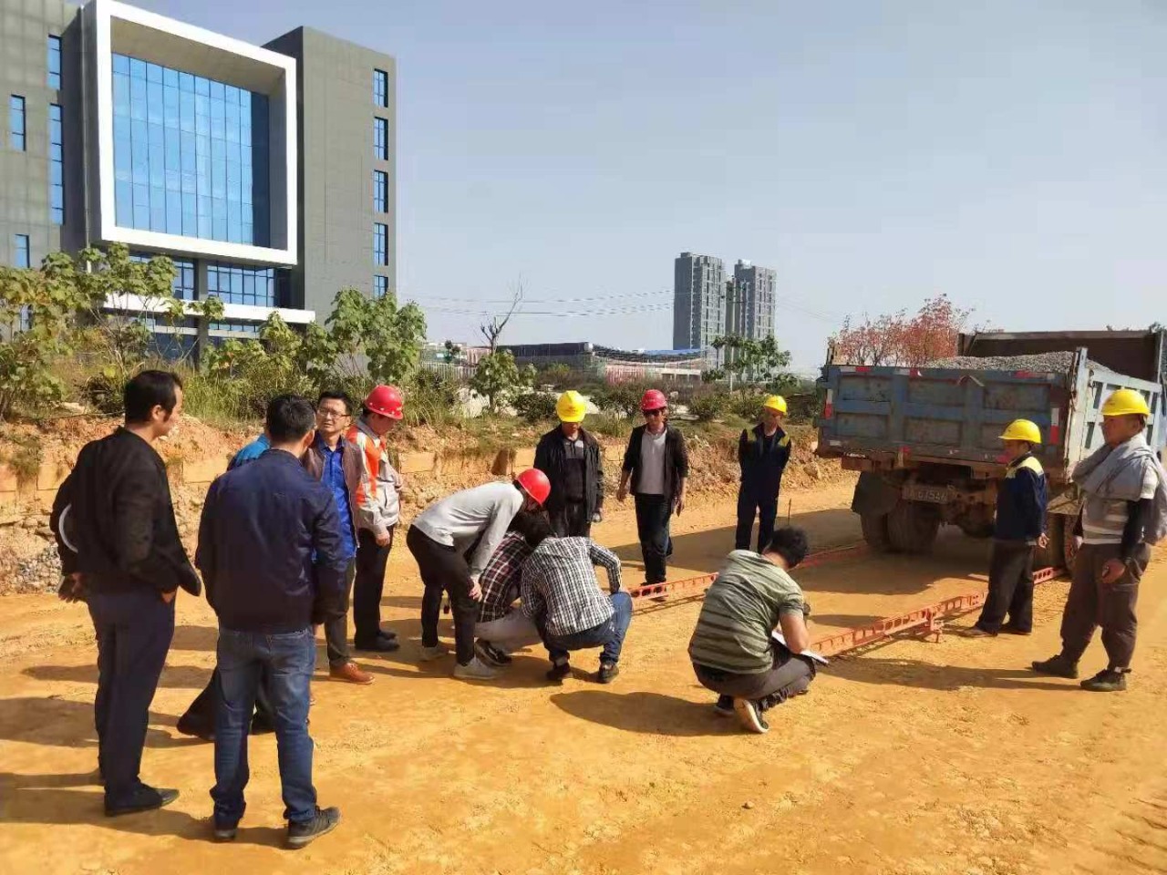 英雄大道首段路床處治順利通過(guò)彎沉檢測(cè)