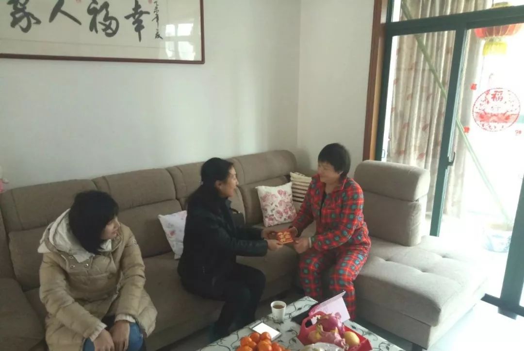 物業(yè)公司開展年前走訪慰問活動 