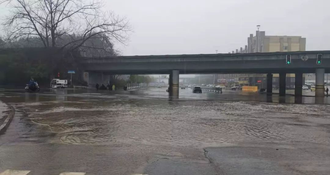 管護(hù)公司妥善處理道路積水問(wèn)題 