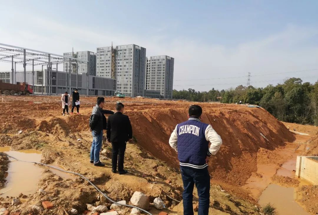 實(shí)地巡查工地進(jìn)度 現(xiàn)場(chǎng)解決安全隱患 