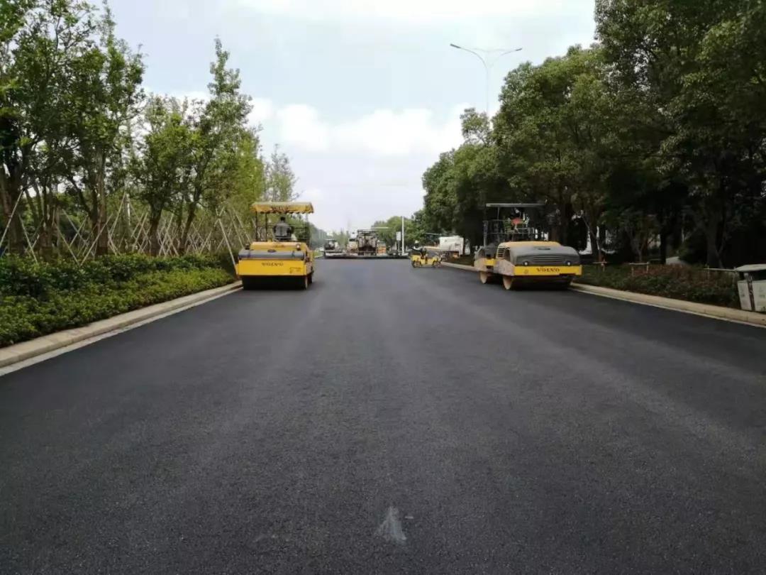 【即將完工】雙港東大街面層瀝青攤鋪工作順利完成