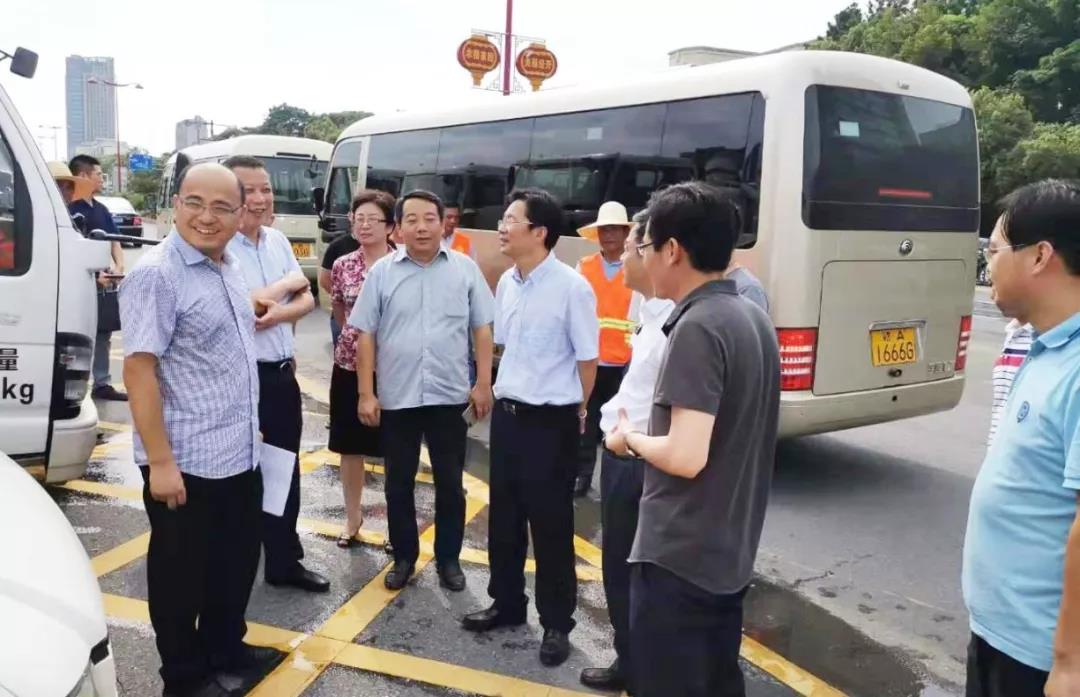 副市長(zhǎng)宋鈾、市政府副秘書(shū)長(zhǎng)楊保根一行來(lái)經(jīng)開(kāi)區(qū)調(diào)研