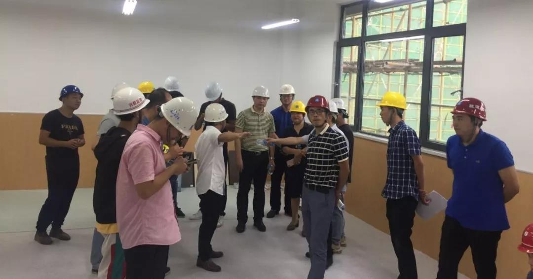 區(qū)教辦一行參觀昌北二小教學(xué)樓教室精裝樣板間