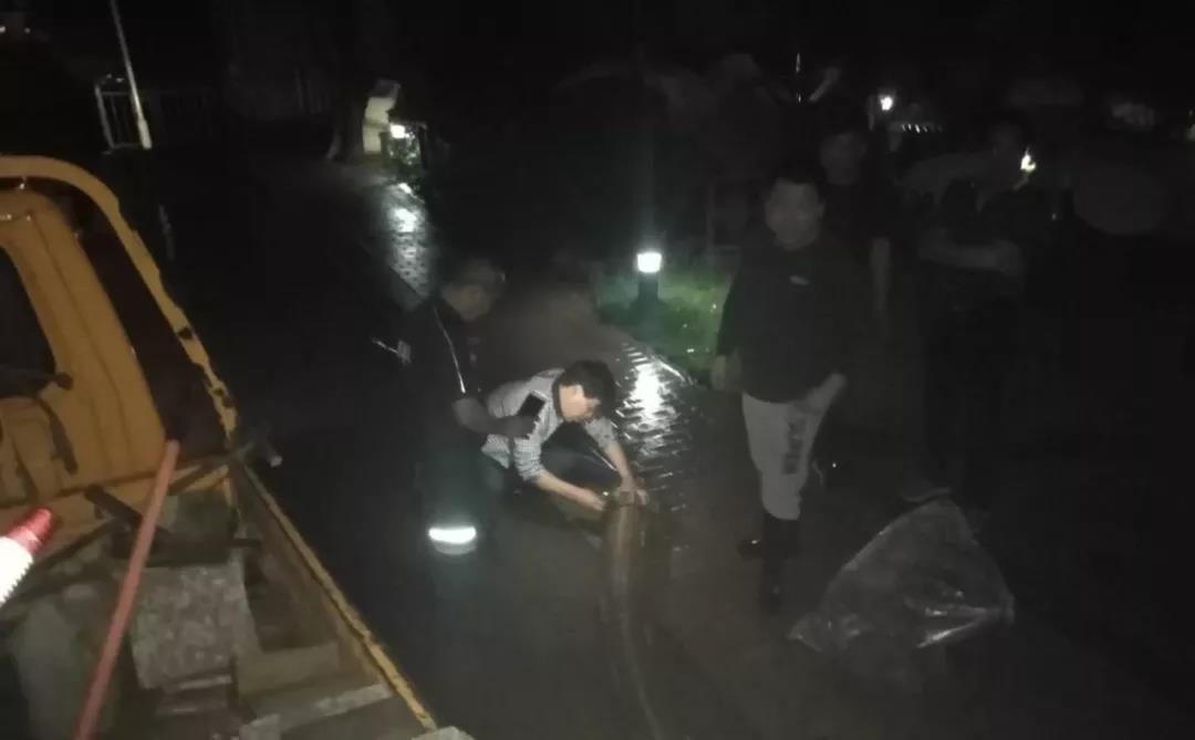 【點(diǎn)贊！】大雨淹了居民樓 管護(hù)公司迅速出動(dòng)