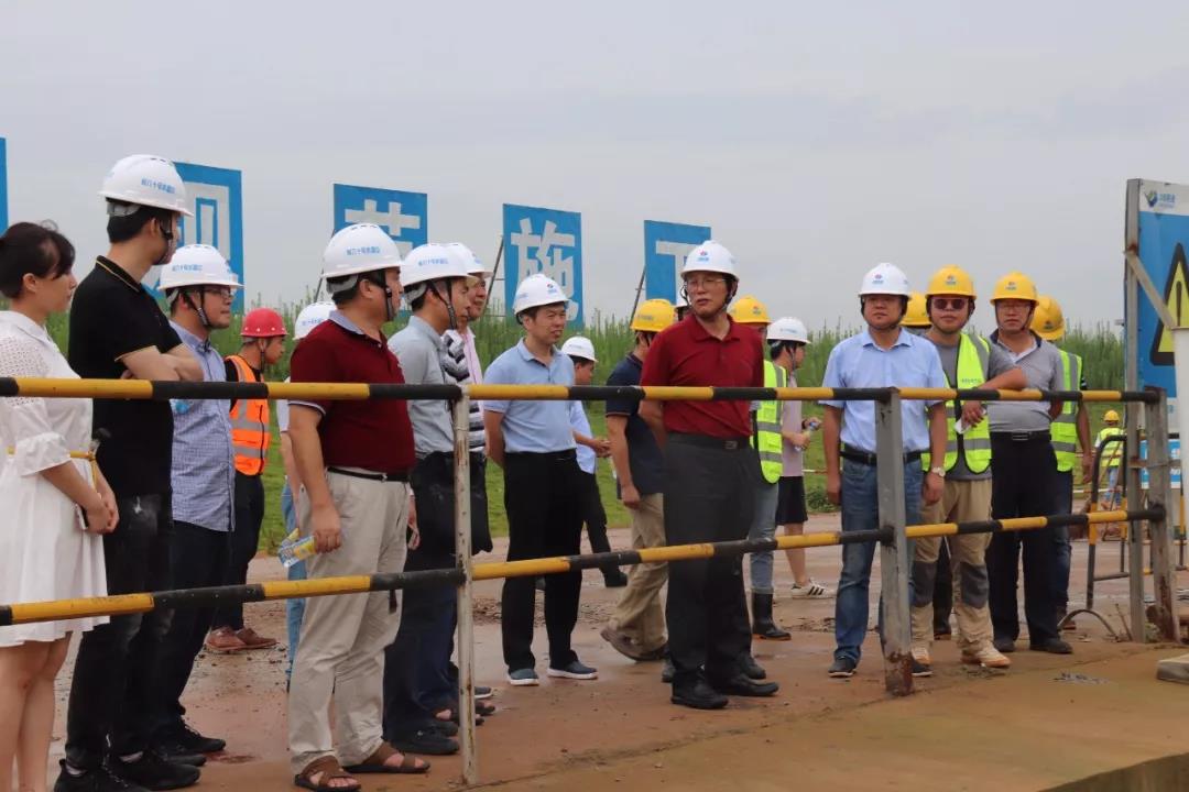 省水利工程質(zhì)量安全監(jiān)督局局長(zhǎng)劉曉海一行前往儒樂(lè)湖水閘