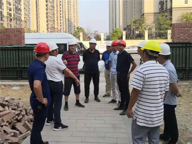 金開集團(tuán)董事長謝榮華察看區(qū)社發(fā)口學(xué)校幼兒園教育民生項(xiàng)