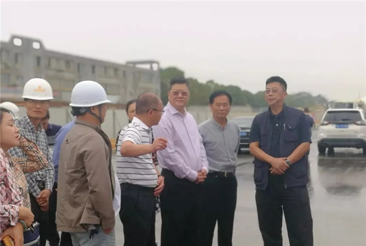 市人大常委會副主任張力調(diào)研經(jīng)開區(qū)昌西大道