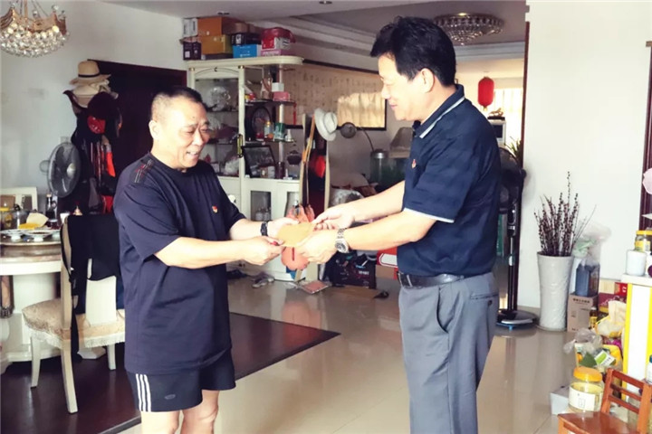 金開集團(tuán)黨委書記、董事長謝榮華一行走訪慰問退休黨員干