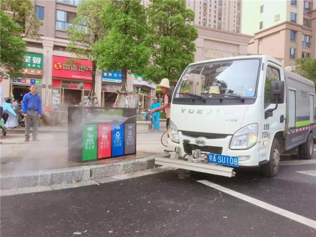 管護(hù)公司全面開展垃圾桶清洗及更換專項(xiàng)整治工作