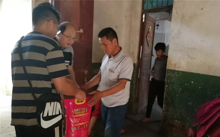 設(shè)計(jì)院公司中秋節(jié)前走訪慰問(wèn)貧困戶