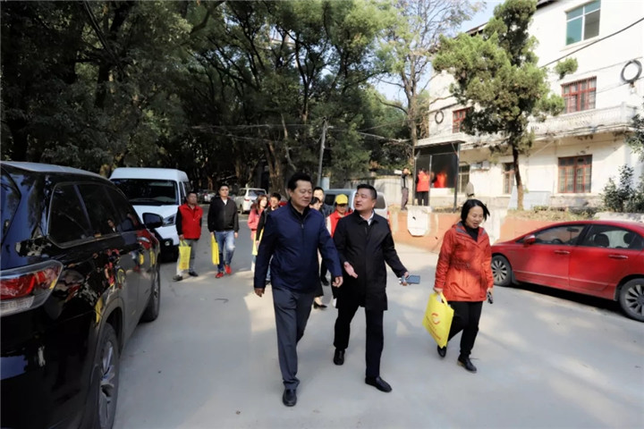 集團董事長謝榮華深入舍里甲社區(qū)開展宣傳文明創(chuàng)建活動