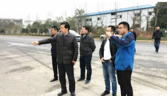 集團董事長謝榮華再次深入集團文明城市創(chuàng)建施工現場巡查