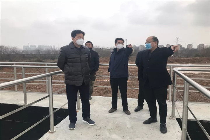 集團(tuán)董事長(zhǎng)謝榮華前往項(xiàng)目現(xiàn)場(chǎng)安排部署疫情預(yù)防工作