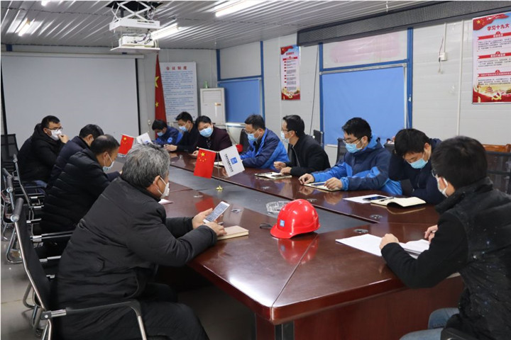 集團(tuán)副總經(jīng)理胡許亮現(xiàn)場調(diào)度同興達(dá)項(xiàng)目入駐問題