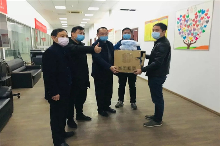蛟橋鎮(zhèn)再次為抗擊疫情一線環(huán)衛(wèi)工人送來一次性外用口罩