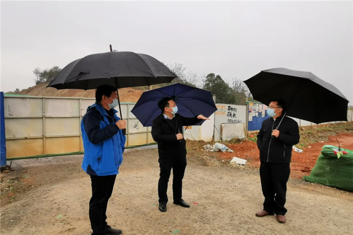 集團副總經(jīng)理胡許亮深入儒樂湖片區(qū)現(xiàn)場調(diào)度推進項目建設(shè)