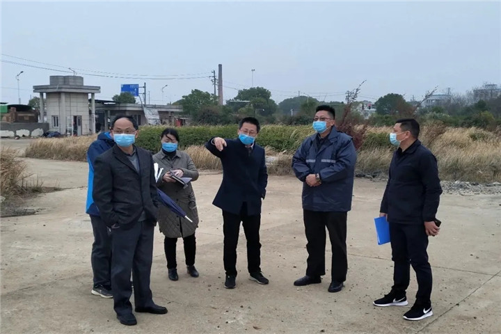 集團黨委副書記、副總經(jīng)理袁扣華一行深入地產(chǎn)項目現(xiàn)場實