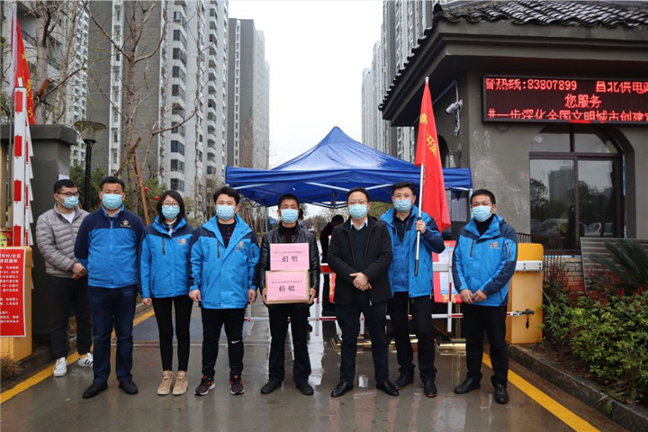 項目公司向五聯(lián)村和江變社區(qū)捐獻防疫物資