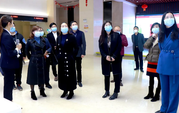 新建經(jīng)開區(qū)黨工委書記萬紅玲一行蒞臨人力資源服務(wù)產(chǎn)業(yè)園