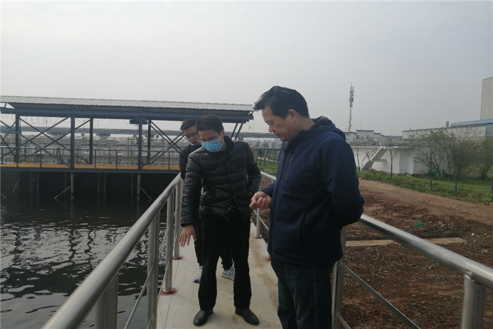 集團(tuán)董事長(zhǎng)謝榮華清明節(jié)視察白水湖污水處理廠項(xiàng)目