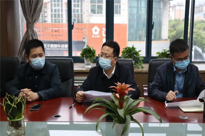 胡許亮主持召開集團臨時用地復綠復墾調(diào)度會