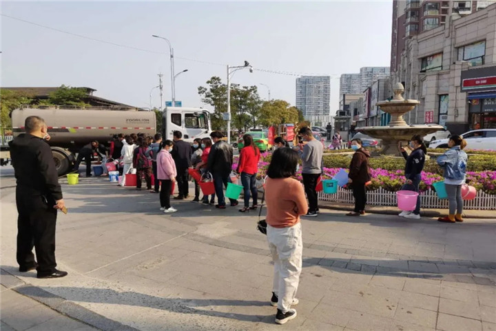 金開集團(tuán)管護(hù)公司為停水居民送上生活用水