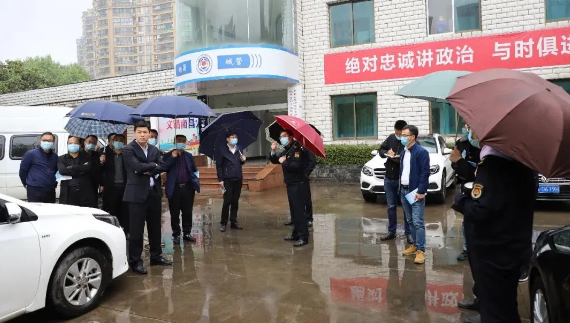 區(qū)城環(huán)局局長丁亞克一行參觀交流建筑施工圍擋