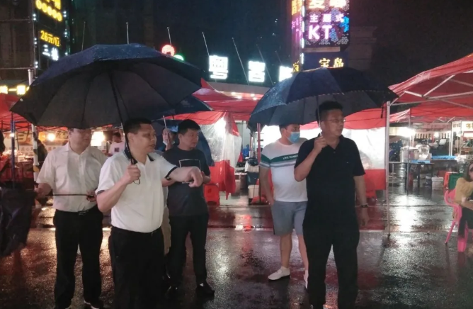 集團(tuán)黨委副書(shū)記、副總經(jīng)理袁扣華前往紫荊路步行街調(diào)研