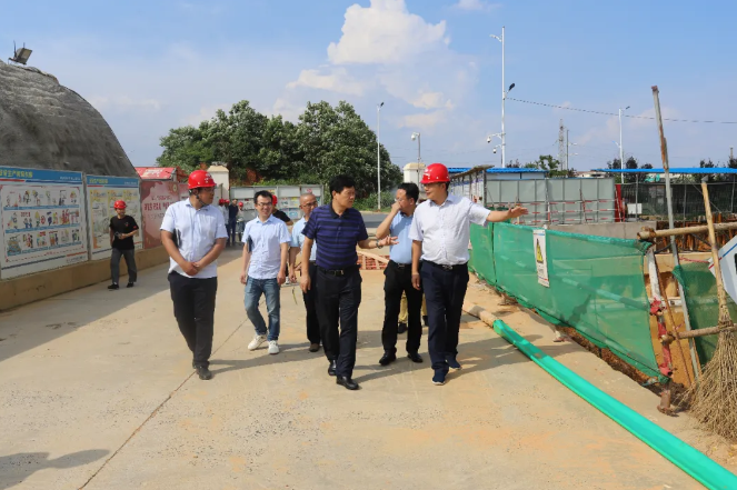 集團(tuán)黨委書記、董事長謝榮華一行深入項(xiàng)目現(xiàn)場調(diào)研