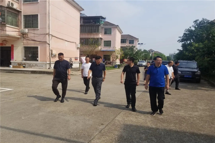 李文川來(lái)到雙港新村、雞山村等地進(jìn)行文明創(chuàng)建實(shí)地督查