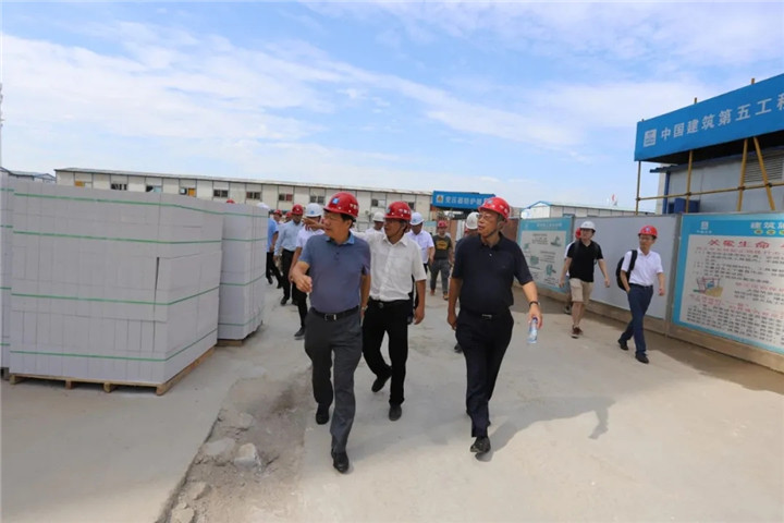 集團(tuán)董事長(zhǎng)謝榮華金贛服務(wù)中心調(diào)研項(xiàng)目建設(shè)情況