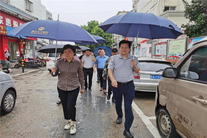 區(qū)黨工委管委會副主任萬紅梅督導雙港新村文明創(chuàng)建工作