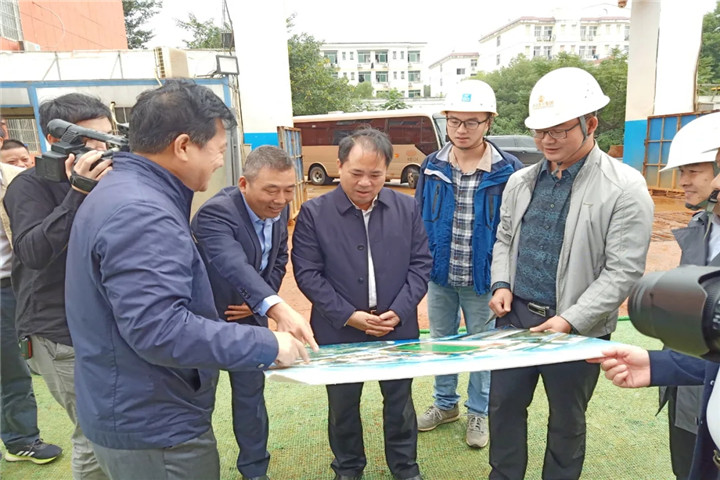 區(qū)管委會(huì)主任于立山一行調(diào)研學(xué)校項(xiàng)目建設(shè)情況
