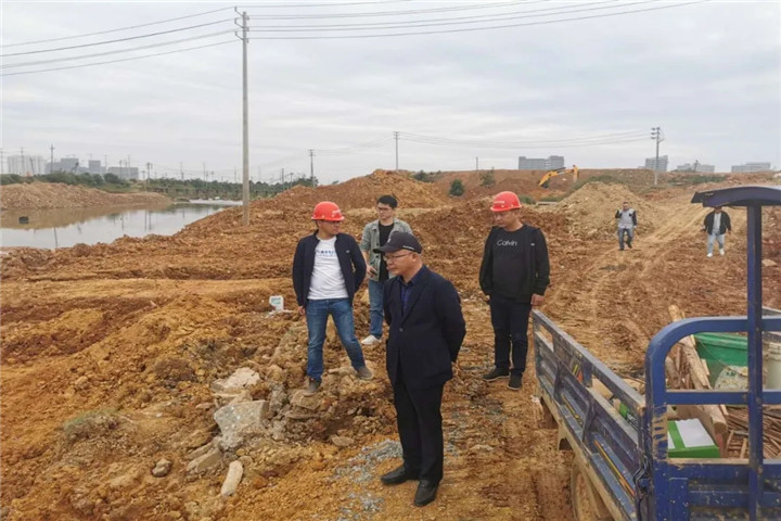 區(qū)住建局局長(zhǎng)饒海鵬調(diào)度幸福河西側(cè)截污工程