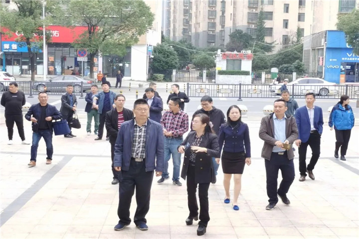 市商務(wù)局副局長(zhǎng)石浩一行對(duì)紫荊路步行街夜市項(xiàng)目進(jìn)行實(shí)地