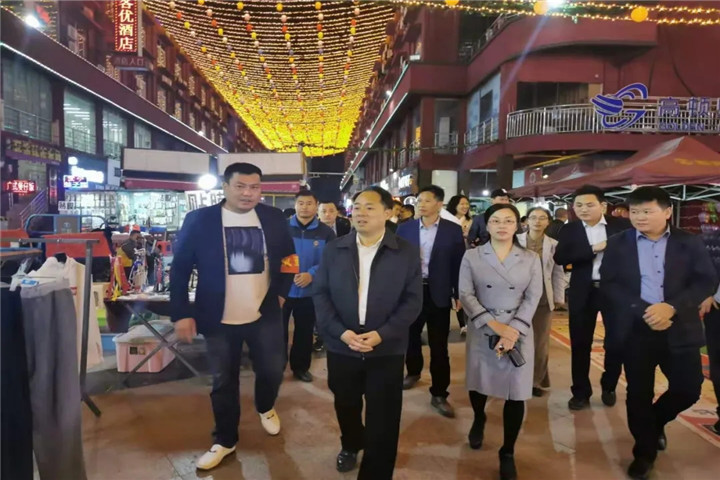 區(qū)黨工委副書記、管委會主任于立山一行夜訪紫荊夜市