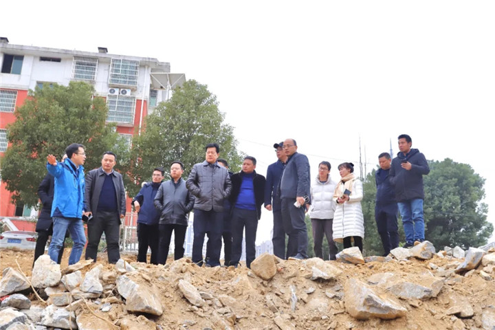 董事長(zhǎng)謝榮華隊(duì)查看龍?zhí)端⑶鄭顾诔羲w整治情況