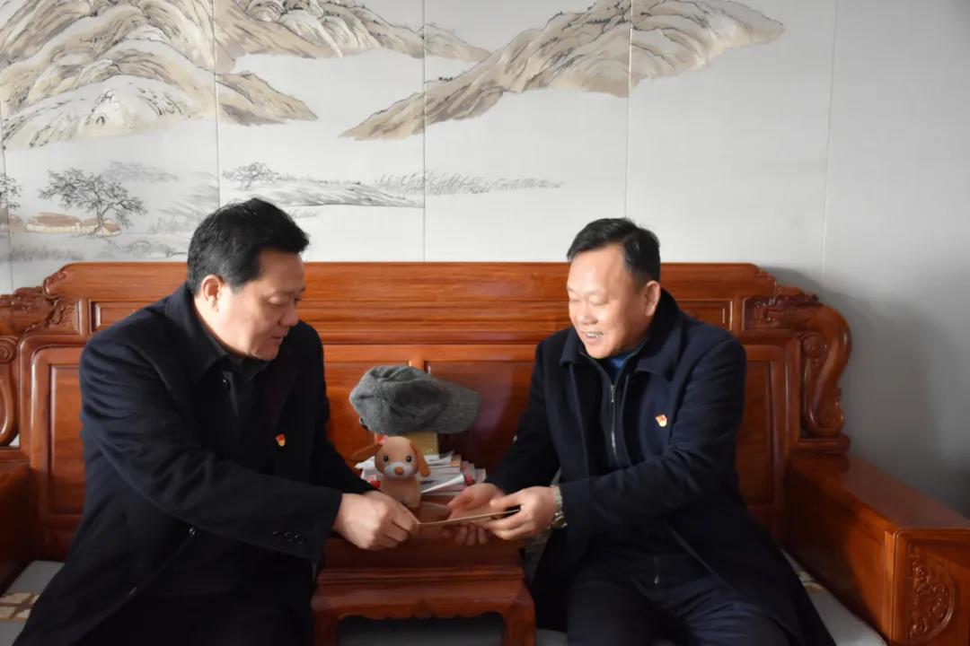 集團(tuán)黨委書(shū)記、董事長(zhǎng)謝榮華春節(jié)前走訪慰問(wèn)退休老黨員