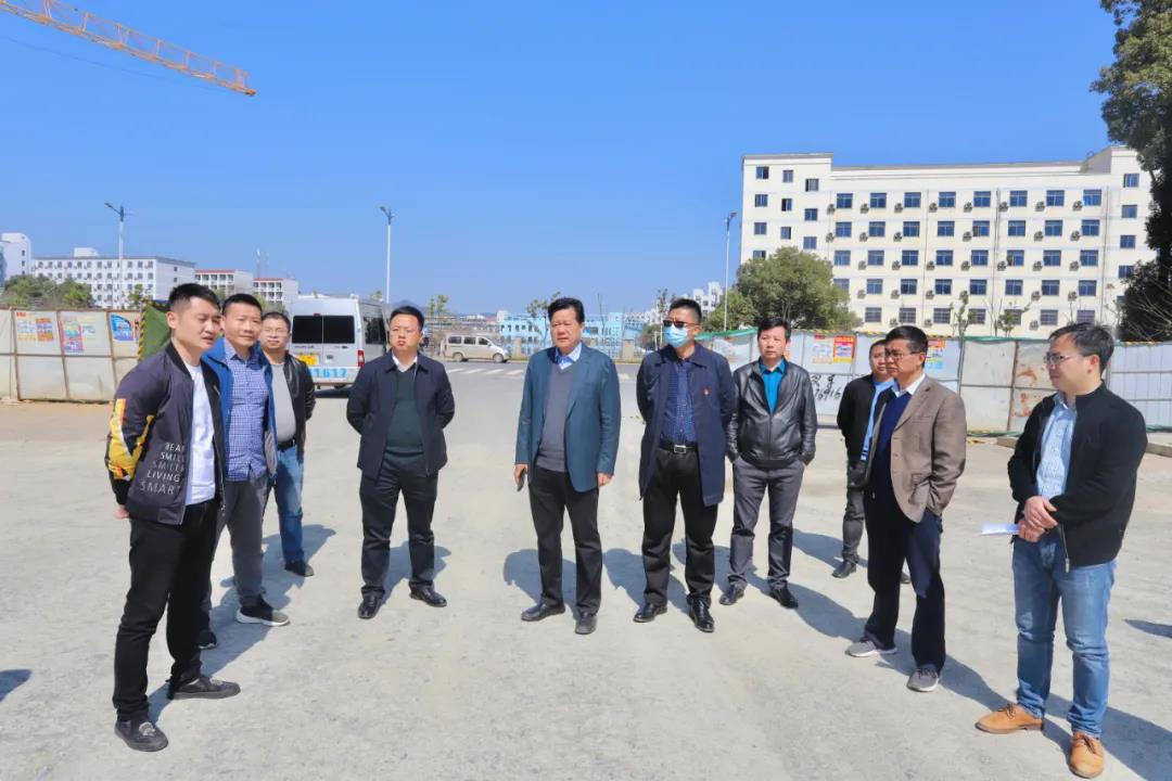 集團(tuán)黨委書(shū)記、董事長(zhǎng)謝榮華調(diào)研中心城區(qū)市政路網(wǎng)項(xiàng)目