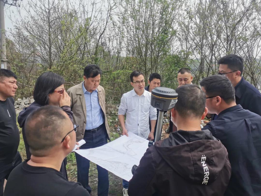 董事長(zhǎng)謝榮華調(diào)研黃家湖水環(huán)境綜合提升工程