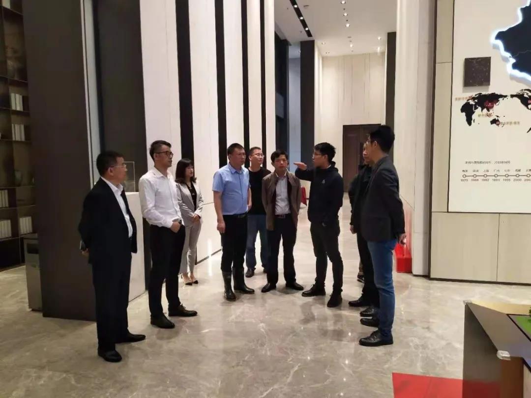 區(qū)社發(fā)局局長(zhǎng)鄧水權(quán)調(diào)研幼兒園裝修改造項(xiàng)目